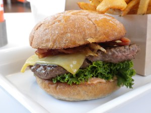 "Lounge Burger" with Bacon
